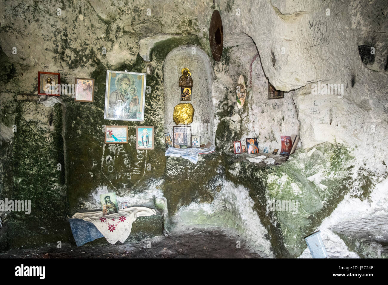 Dans l'église, grotte mystérieuse utilisée pour le culte de centaines d'années. Plein d'icônes et d'anciens symboles. Situé sur une colline dans les montagnes des Balkans. Banque D'Images