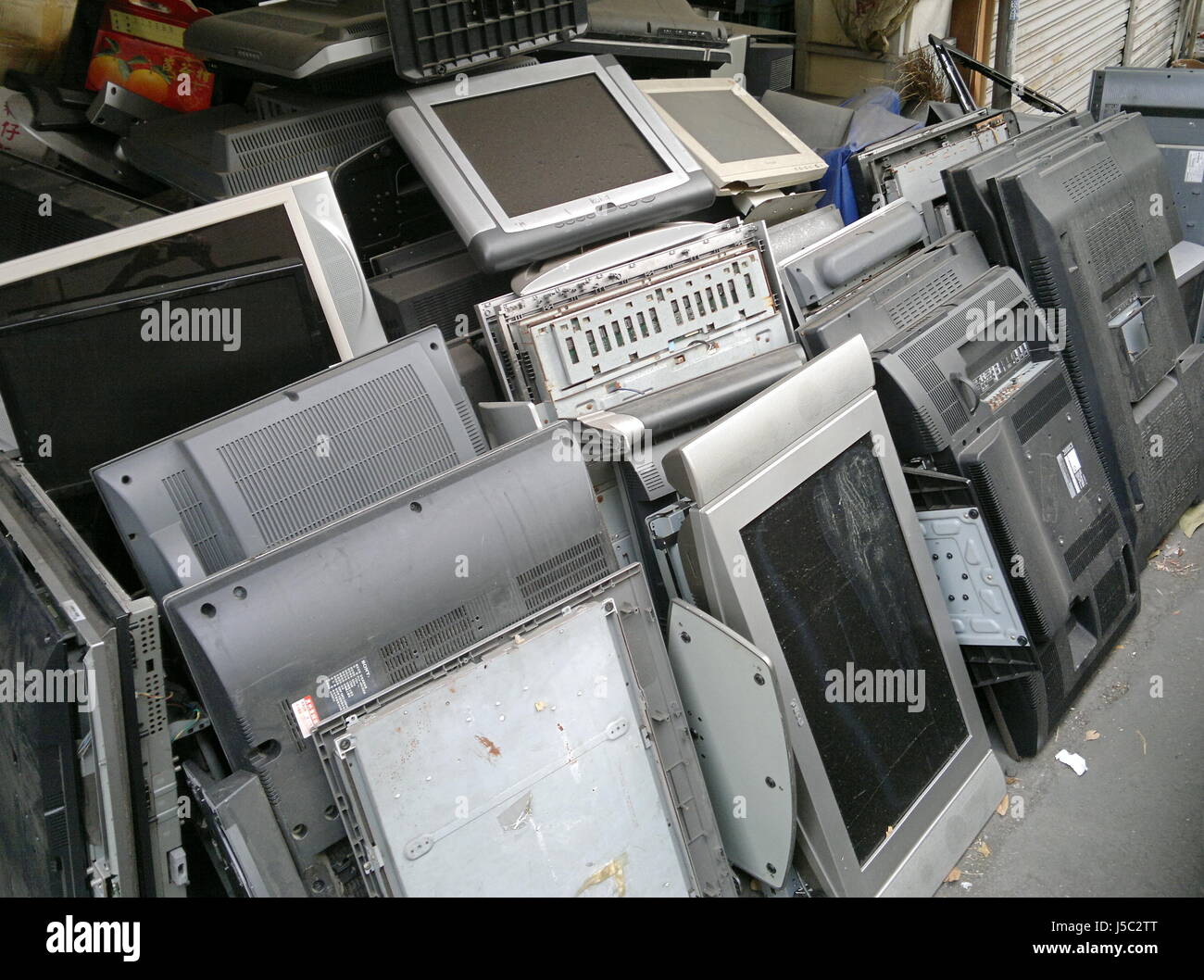 KAOHSIUNG, TAIWAN -- 13 MAI 2017 : Des piles de vieux téléviseurs à écran plat sont en attente d'être expédiés à l'usine de recyclage. Banque D'Images
