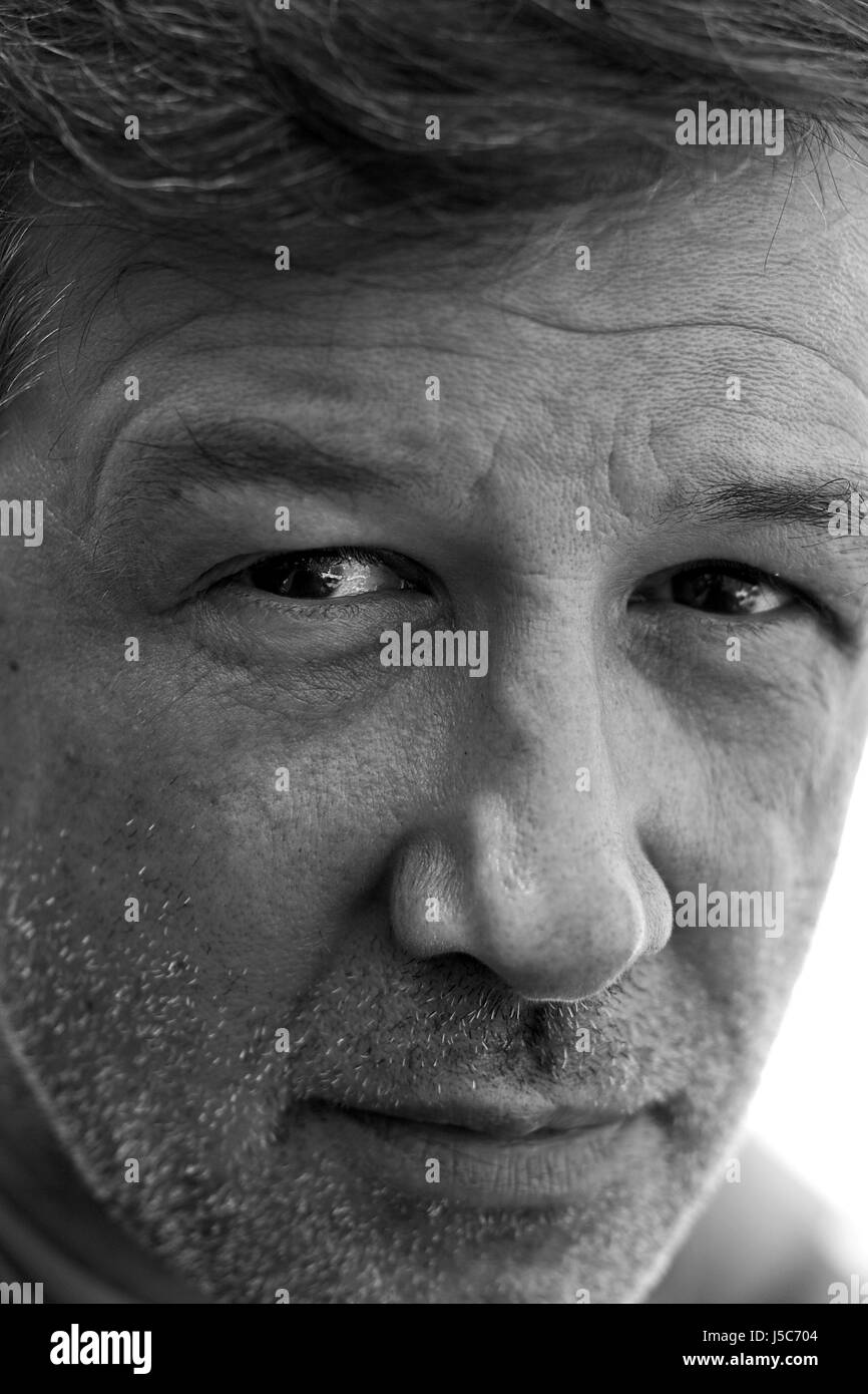 Face portrait masculin masculin les cheveux en jetant un coup d'oeil à la rubrique Afficher peeking Banque D'Images