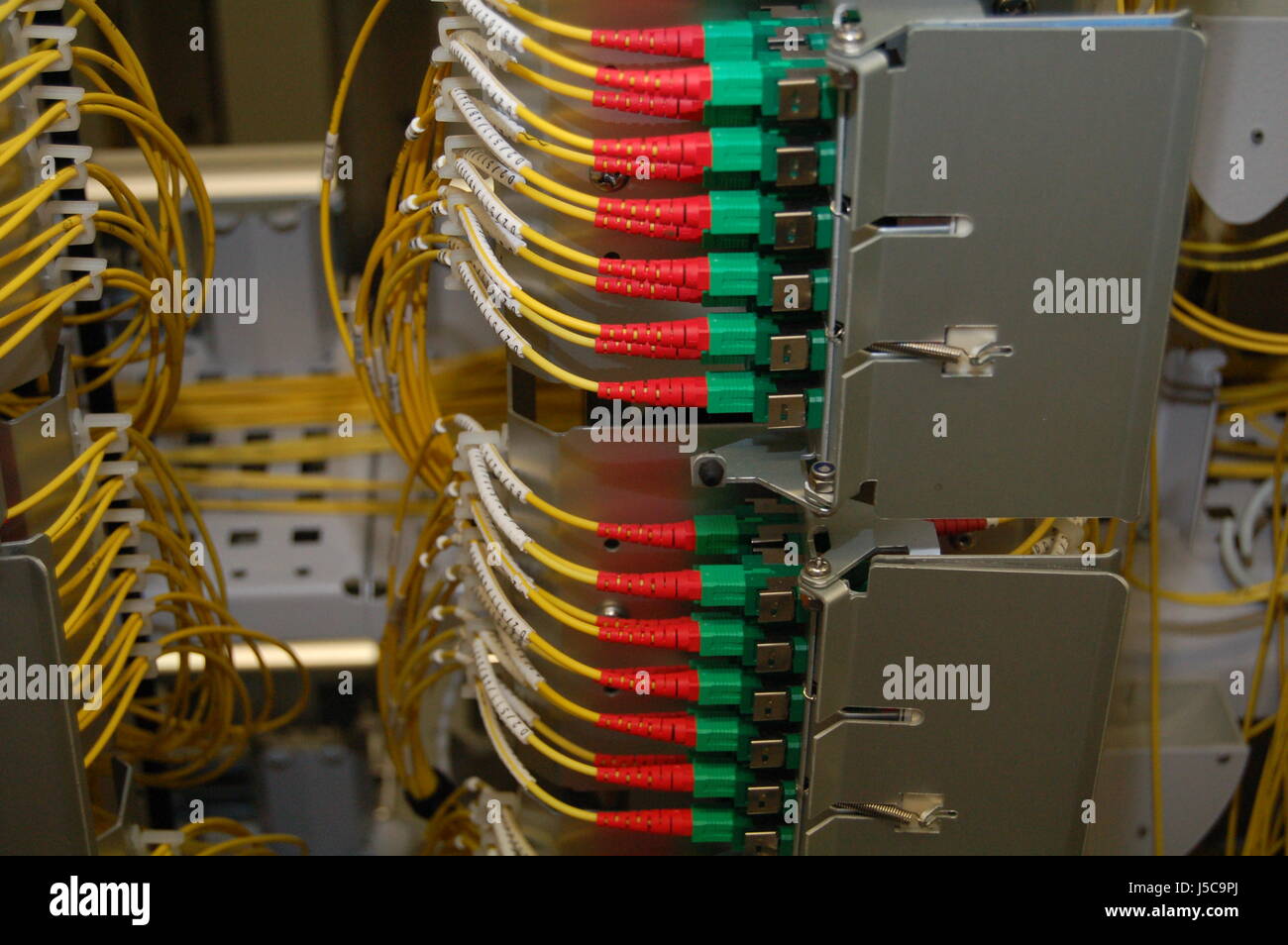 Bouchon vert lasers laser à ondes de lumière en fibre de verre du panneau de raccordement câble interconnect Banque D'Images