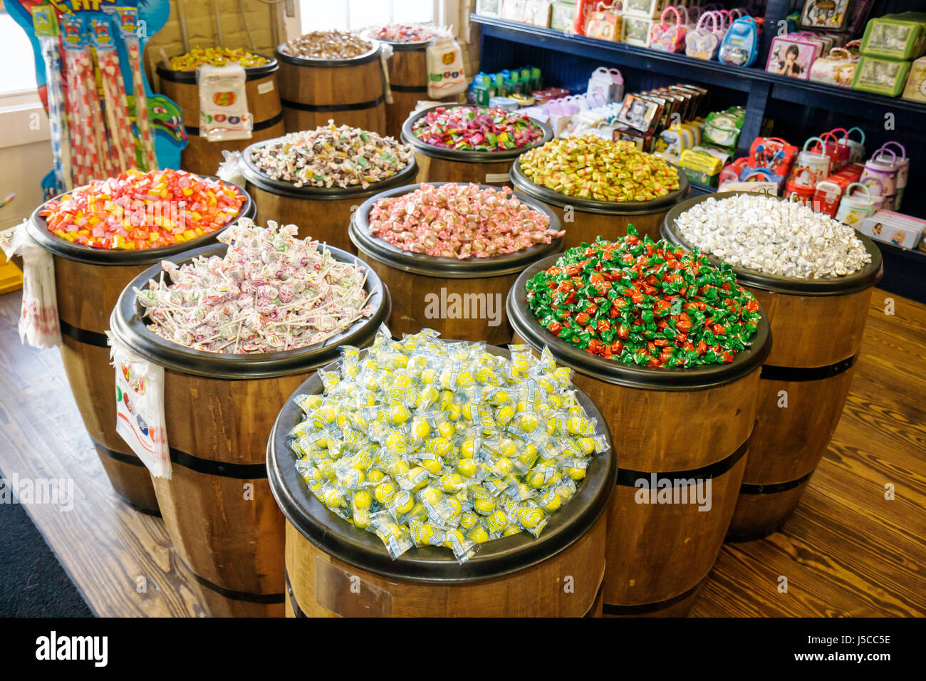 Georgia Savannah, quartier historique de Savannah, marché de la ville, Savannah's Candy Kitchen, fait à la main, tonneau, bonbons durs sucettes, bonbons, shopping shoppers Banque D'Images