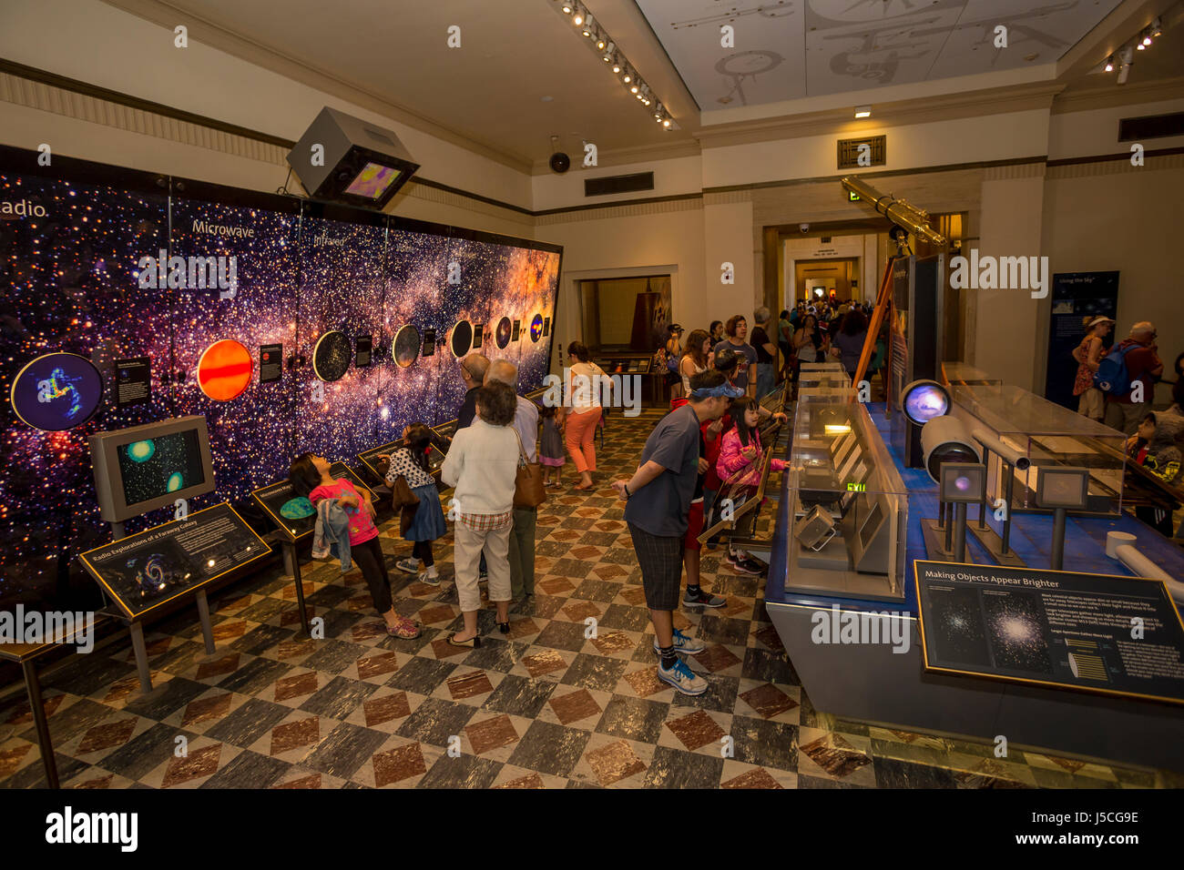Les gens, les touristes, l'astronomie, exposition Observatoire Griffith, Griffith Park, Los Angeles, Californie Banque D'Images