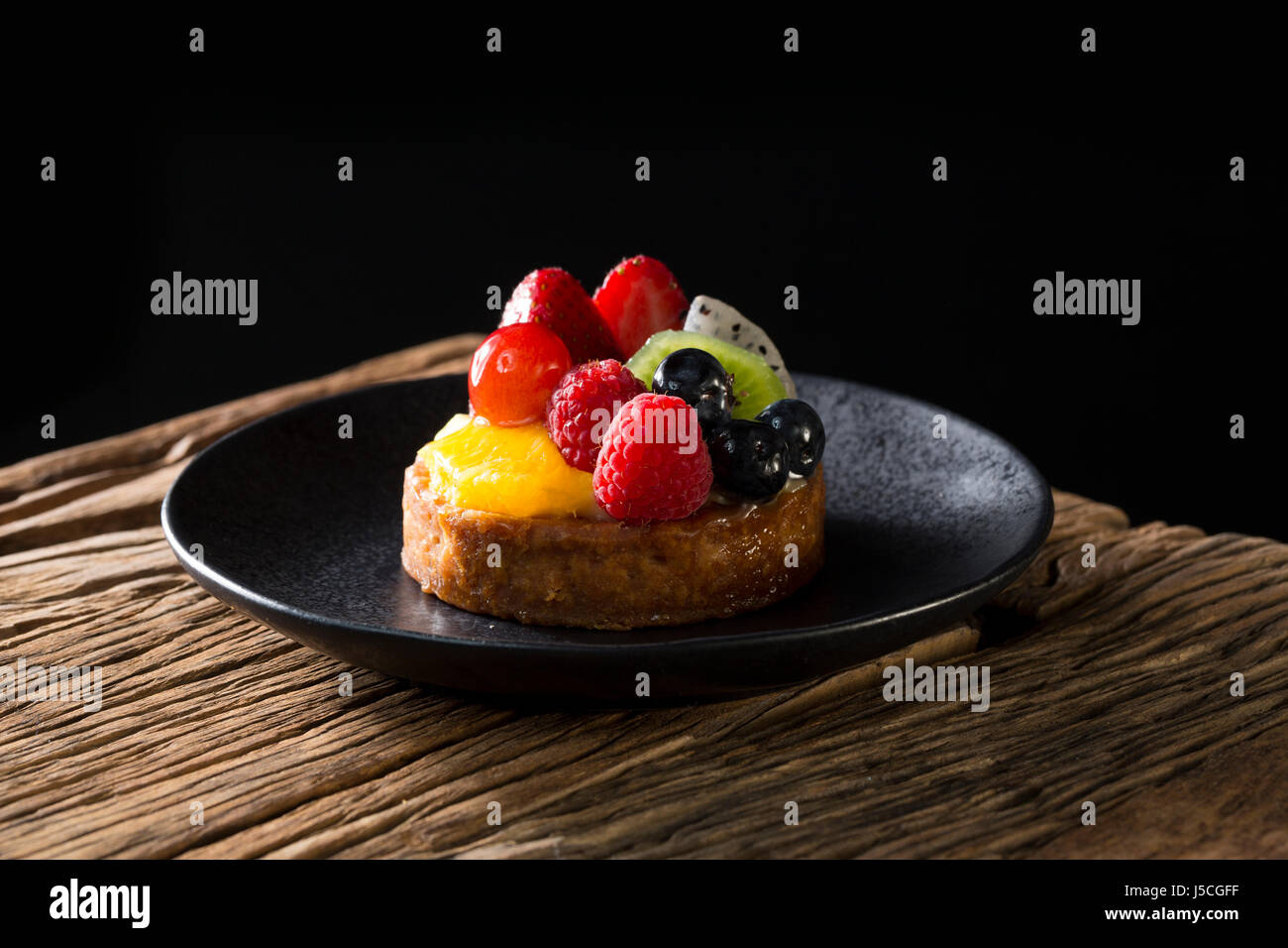 Flan de fruits frais assis sur une table en bois rustique. Banque D'Images