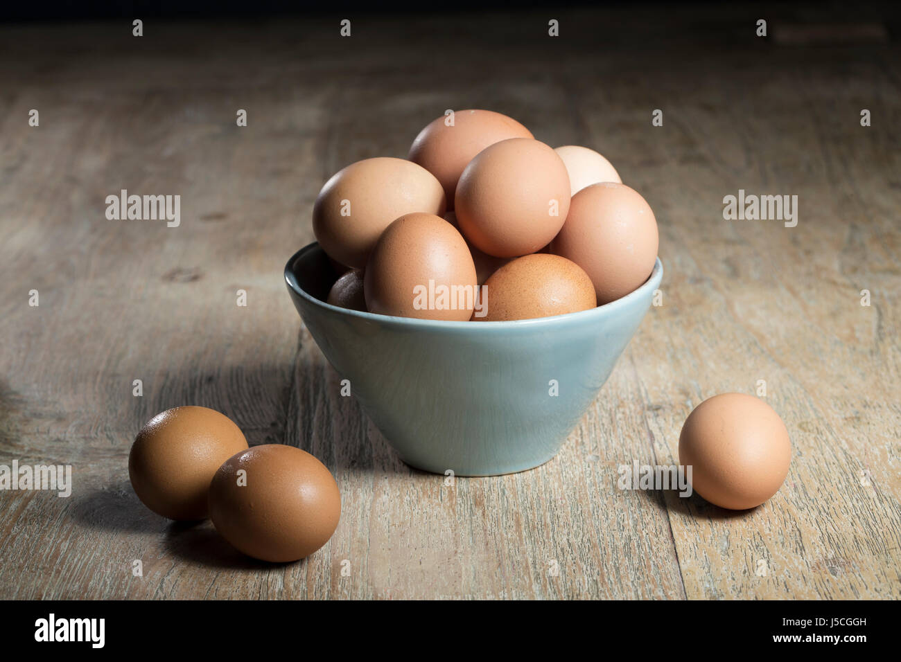 Oeufs frais de la ferme assis sur table rustique. Banque D'Images
