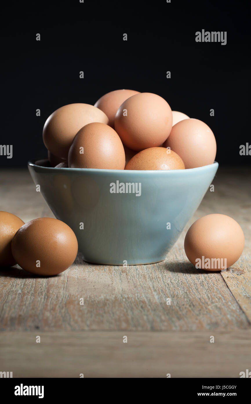 Oeufs frais de la ferme assis sur table rustique. Banque D'Images