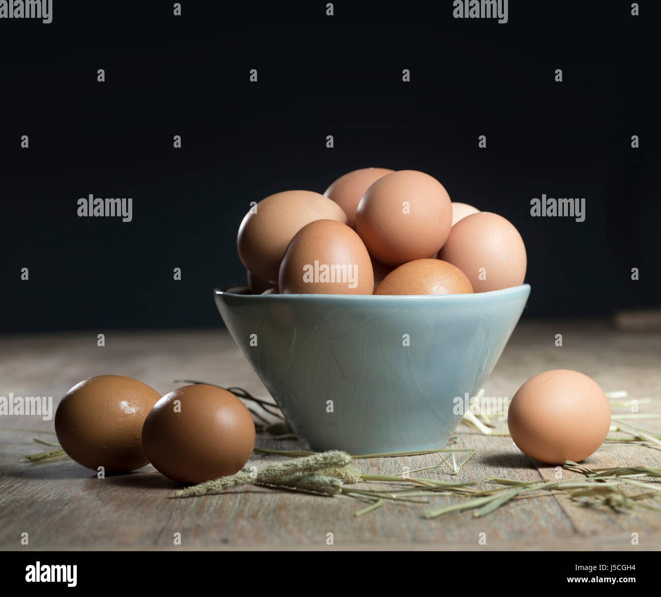 Oeufs frais de la ferme assis sur table rustique. Banque D'Images