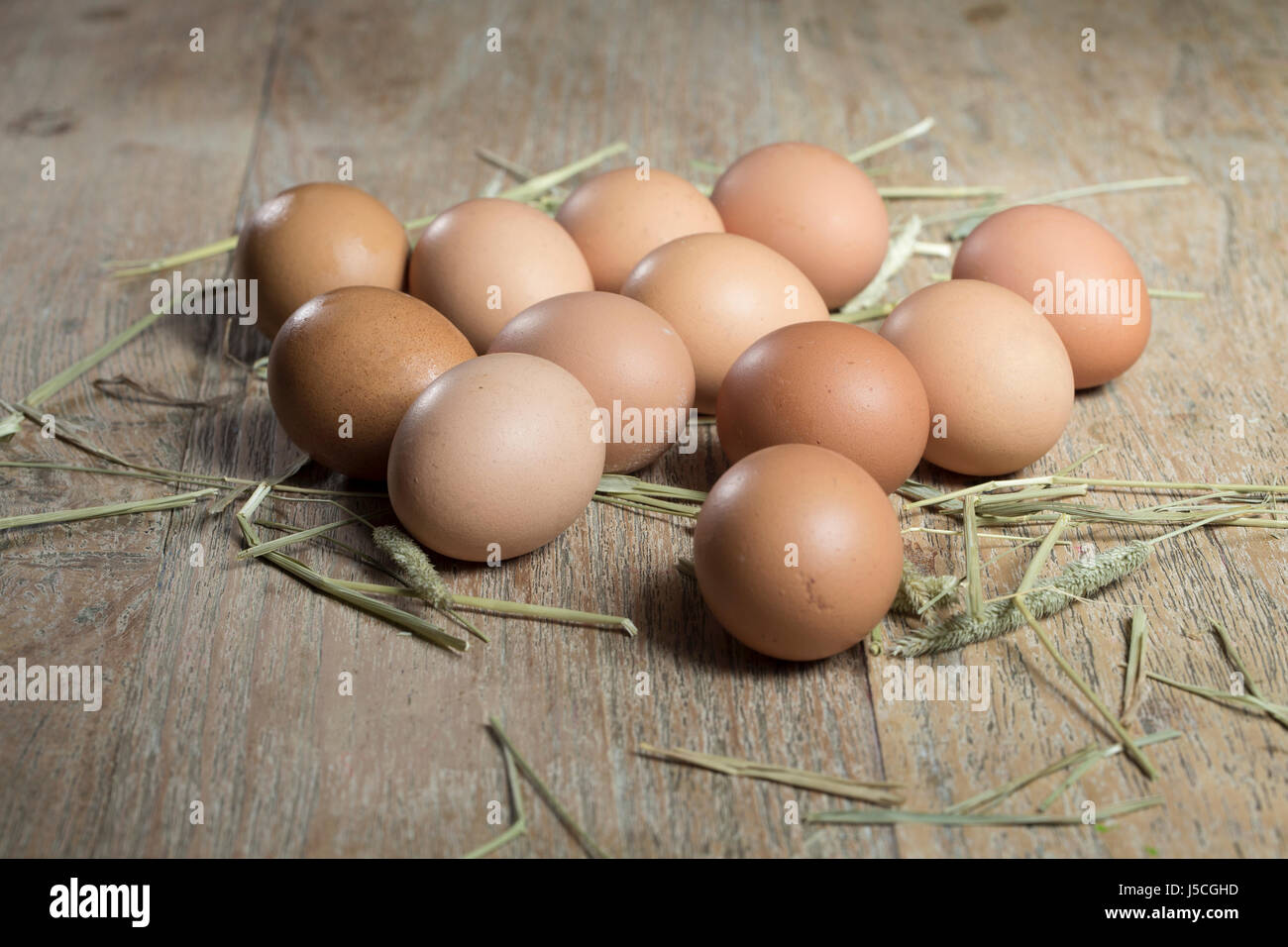 Oeufs frais de la ferme assis sur table rustique. Banque D'Images