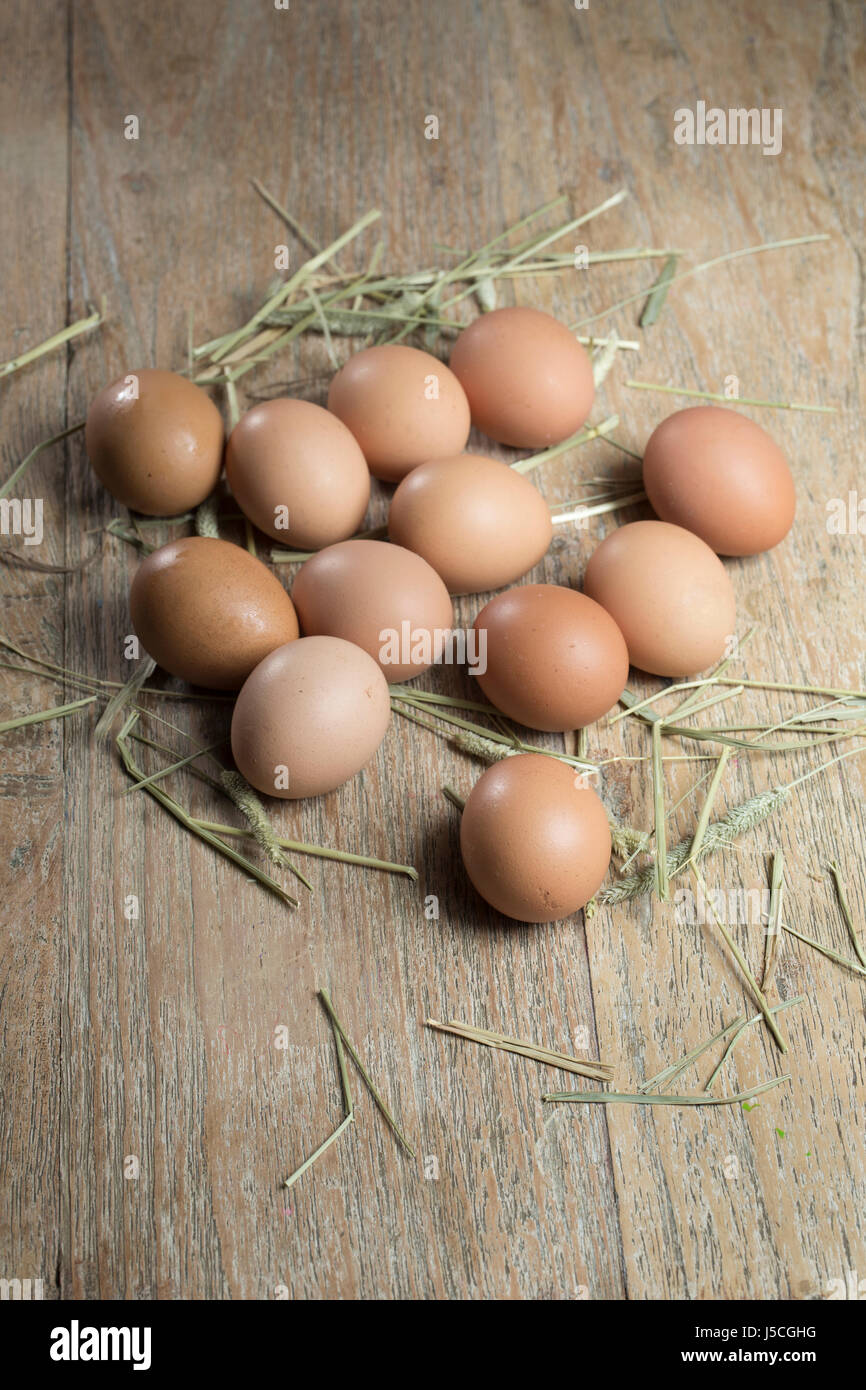 Oeufs frais de la ferme assis sur table rustique. Banque D'Images