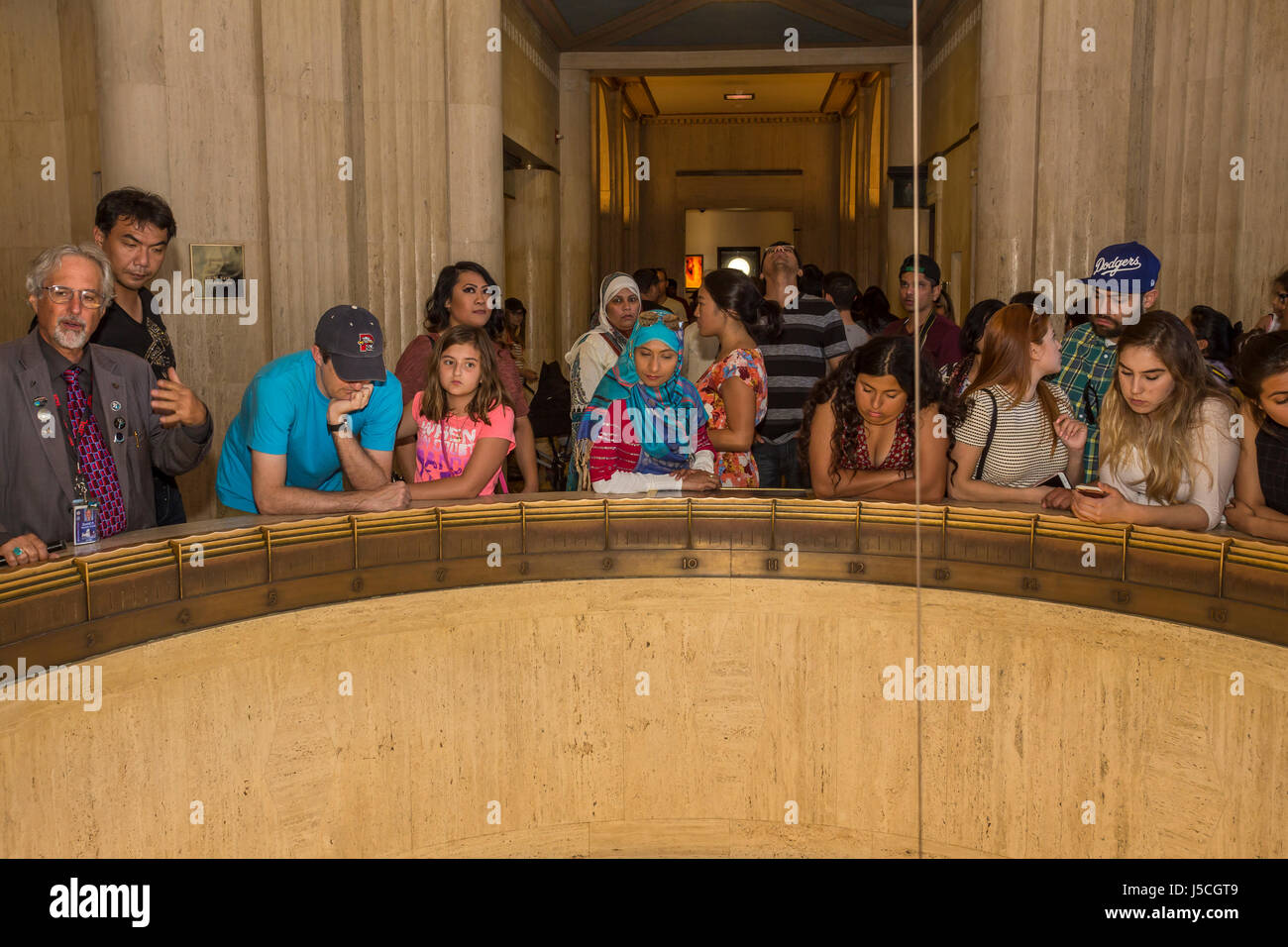 Les gens, les touristes, pendule de Foucault, l'Observatoire de Griffith, Griffith Park, Los Angeles, Californie Banque D'Images
