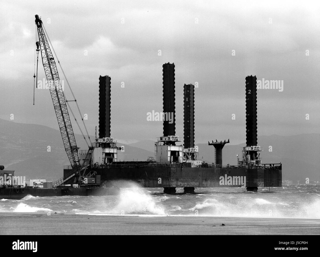 Fret de la plate-forme de forage de pétrole brut derrick derrick mer océan eau eau salée Banque D'Images