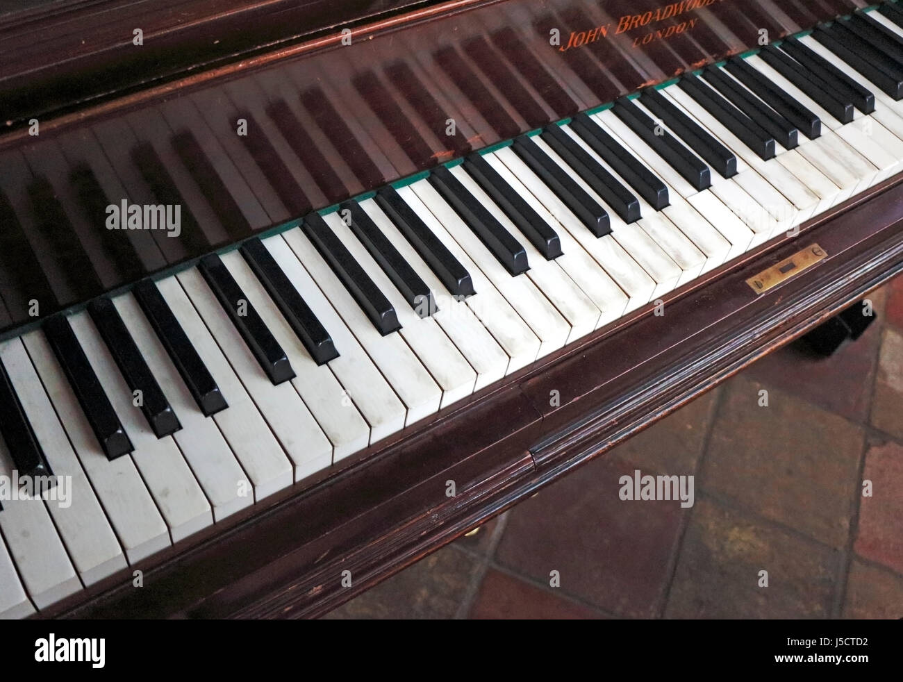 Vue d'un clavier de piano en diagonale à travers l'image. Banque D'Images