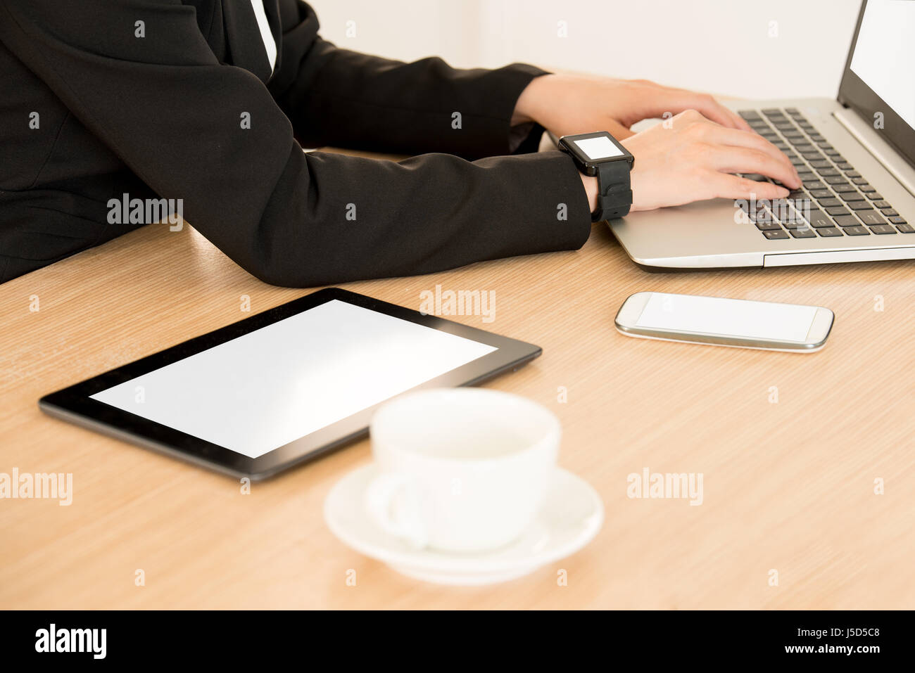 Ordinateur tablette numérique affichage écran vide pour copyspace près de businesswoman se connecter avec son ordinateur portable et smartwatch sur le travail en ligne Banque D'Images