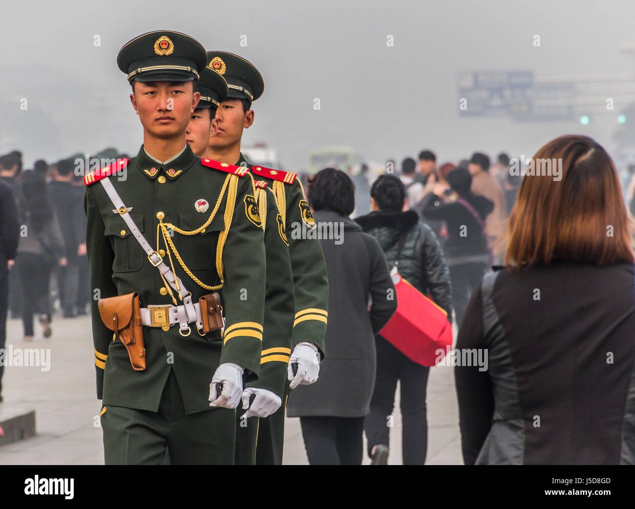 BEIJING, CHINE 26 MARS 2014 :- Les soldats sont en place Tiananmen entrée de la Cité Interdite Banque D'Images