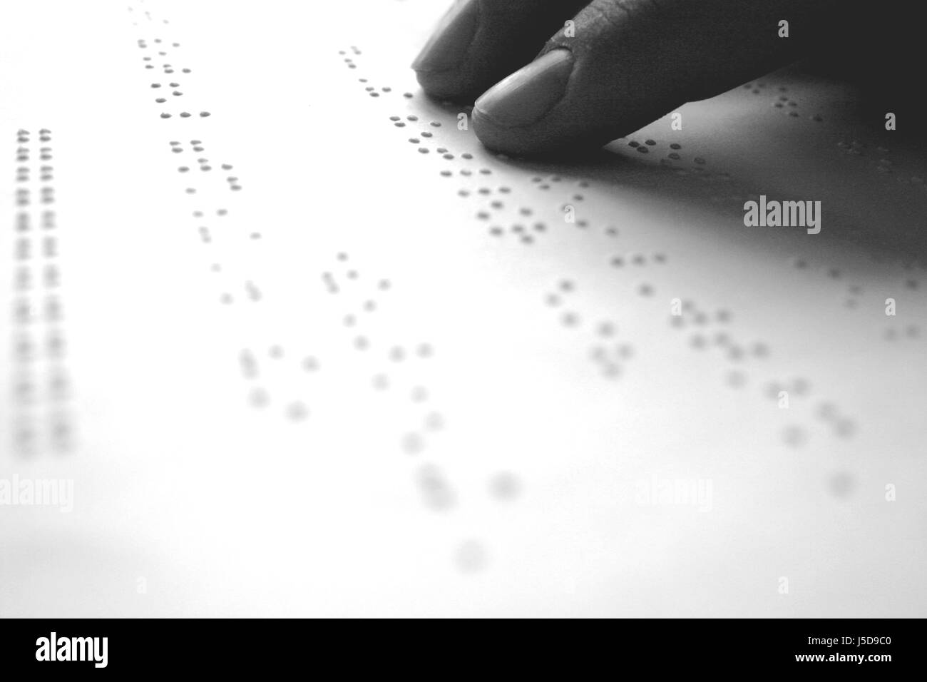 Doigt main mains sentent bon sens du toucher en braille aveugle lit les voies de numérisation Banque D'Images