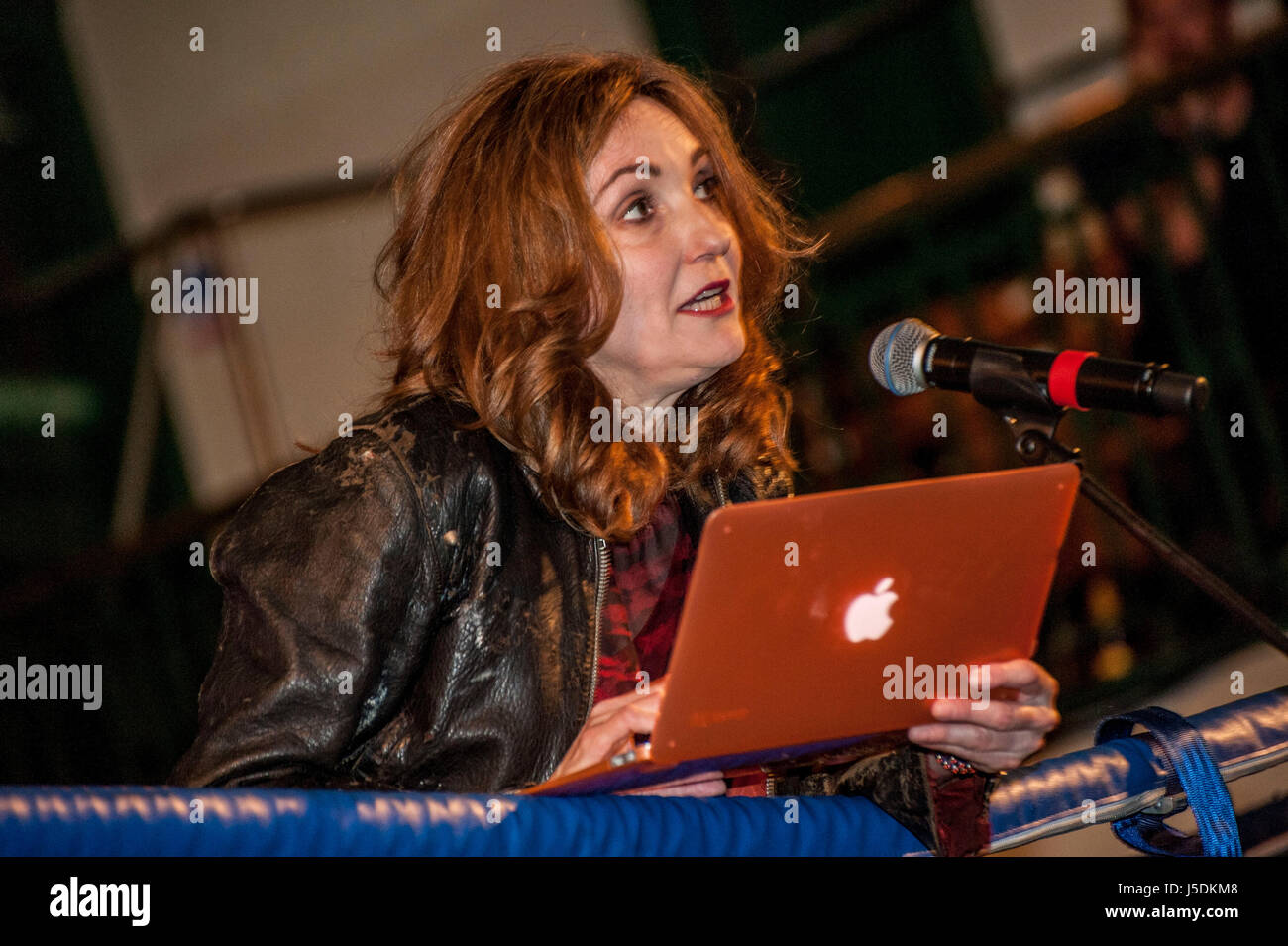 Viv Albertine de The Slits, punk légende et auteur de 'Vêtements, Vêtements, Vêtements. La Musique, Musique, Musique. Les garçons, les garçons, les garçons' à Bookslam nuit littéraire à York Hall, Bethnal Green, Londres. La nuit avait un thème boxe comme auteurs a pris l'anneau de livrer leurs lectures dans ce lieu emblématique de la boxe au cœur de l'Est de Londres. 12 août 2014 Banque D'Images