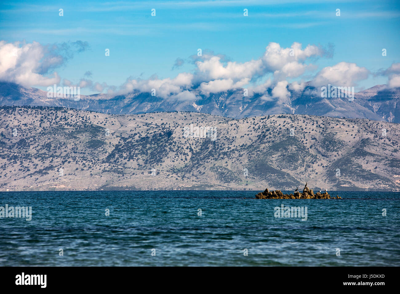 Vue sur la côte albanaise et les montagnes sur la mer et la baie de Naxos, Corfou, Grèce. Nuages incroyable sur le ciel bleu, la mer de couleur. L'ancien fer à repasser Banque D'Images