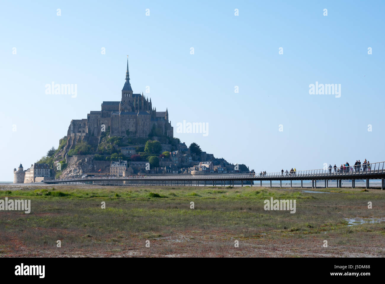 Passerelle pont du Mont Saint Michel Mont Saint Michel personnes marchant vers le Mont St Michel de ronde causeway Banque D'Images
