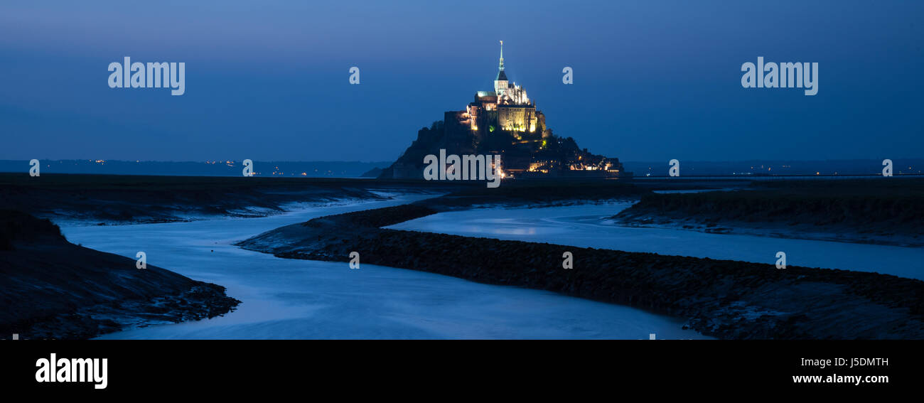 Le Mont Saint Michel Le coucher du soleil après la tombée de la pittoresque rivière Couesnon seascape paysage rivière sinueuse sombre atmosphérique abbaye Mont St Michel Banque D'Images