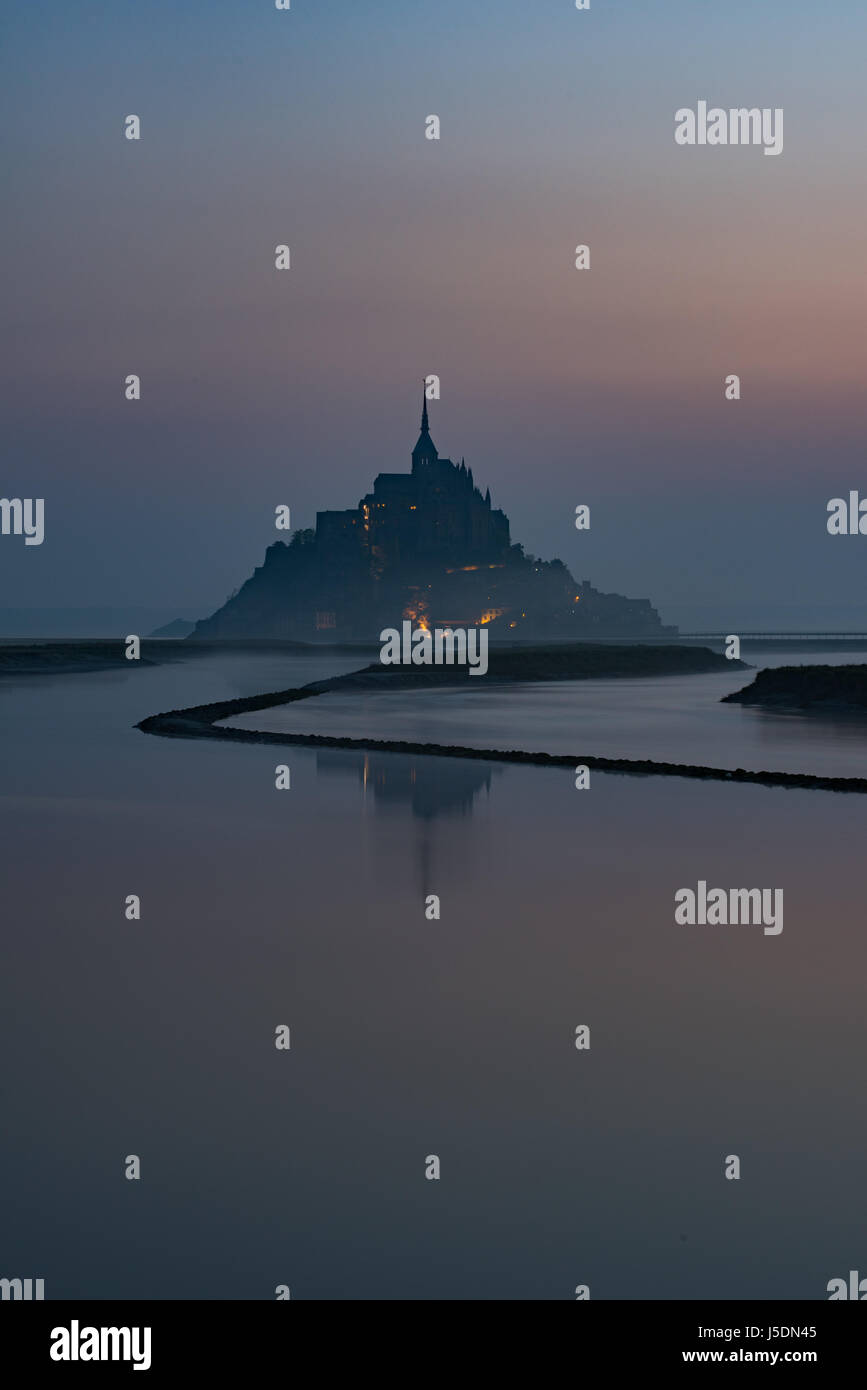 Mont Saint Michel l'aube sunrise pittoresque rivière Couesnon seascape paysage rivière sinueuse sombre atmosphérique abbaye Mont St Michel Banque D'Images