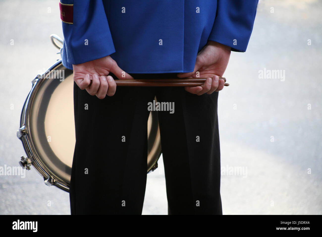 La chapelle musicale fort bleu uniforme musicien instrument de percussion de l'orchestre Banque D'Images