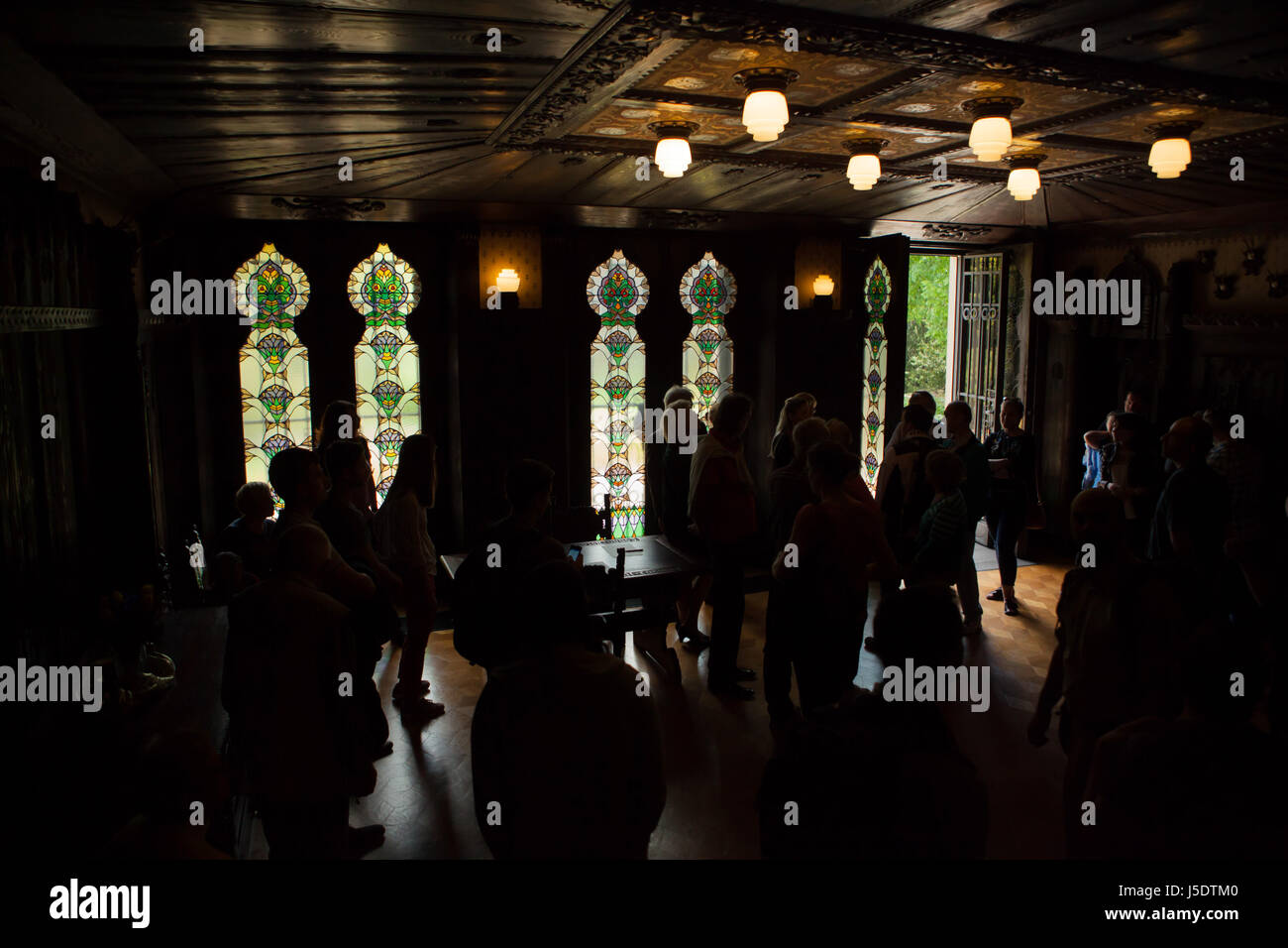 Personnes visitent l'ancienne salle de billard de la Villa Kramář (Kramářova vila) à Prague, République tchèque, le 13 mai 2017, l'occasion de visiter les monuments architecturaux généralement fermées pendant le festival annuel Open House Prague. La villa conçue par l'architecte autrichien Friedrich Ohmann 1911-1914 a été construit pour l'homme politique tchèque Karel Kramář et sa femme Russe Nadezhda Kramář, née Khludova. Le bâtiment est aujourd'hui a été la résidence officielle du Premier Ministre de la République tchèque. Banque D'Images