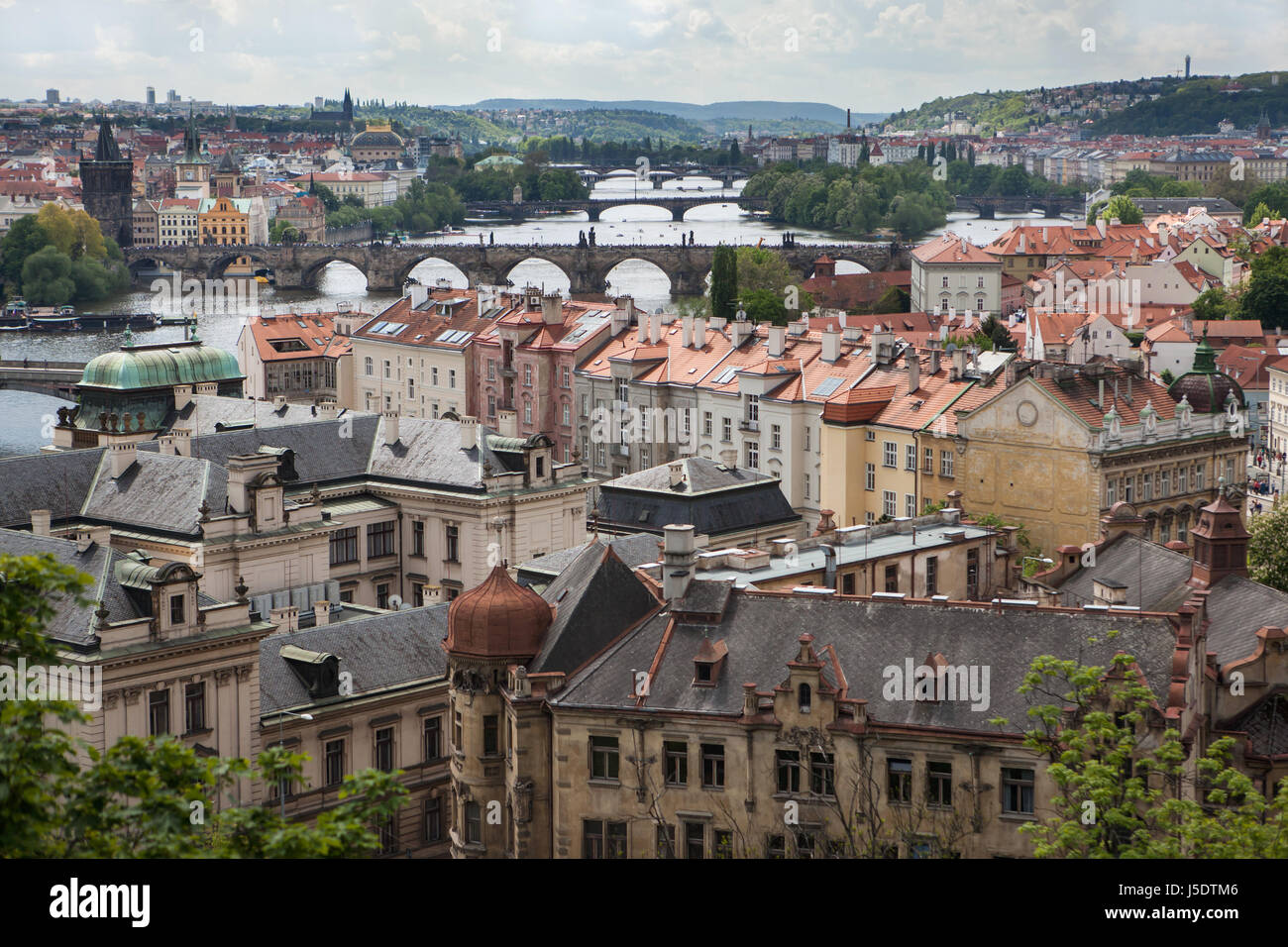 Le Pont Charles et d'autres ponts sur la rivière Vltava sur la photo du jardin de la Villa Kramář (Kramářova vila) à Prague, République tchèque. Banque D'Images