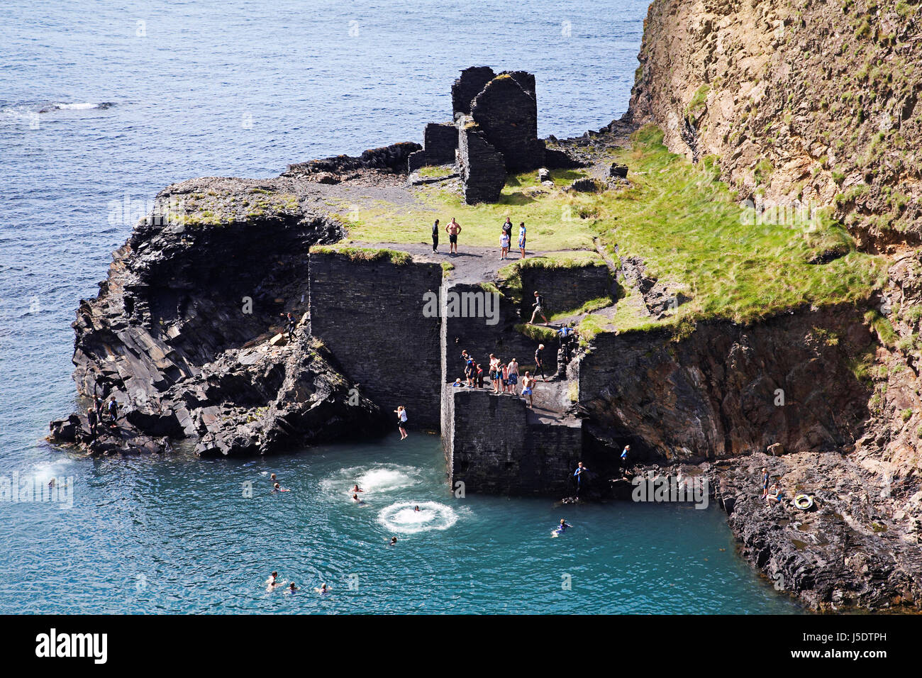 Le blue lagoon à Abereiddi, 5 km de St Davids sur sentier côtier du Pembrokeshire, West Wales, UK, populaire pour la baignade et la plongée, coasteering . Banque D'Images