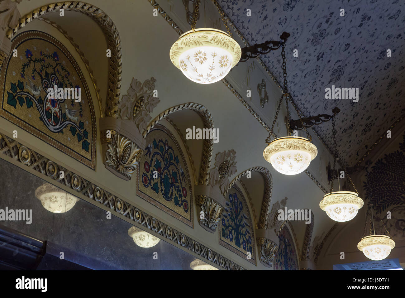 Décoration de style byzantin dans la salle à manger de la Villa Kramář (Kramářova vila) à Prague, République tchèque. La villa conçue par l'architecte autrichien Friedrich Ohmann 1911-1914 a été construit pour l'homme politique tchèque Karel Kramář et sa femme Russe Nadezhda Kramář, née Khludova. Le bâtiment est aujourd'hui a été la résidence officielle du Premier Ministre de la République tchèque. Banque D'Images