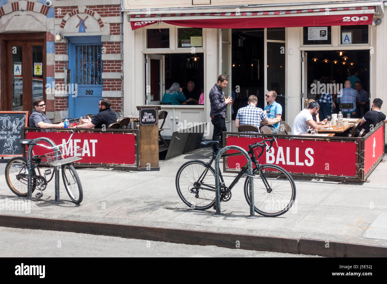 Les hommes dînaient en plein air au restaurant Meatball Shop à Chelsea, New York Banque D'Images