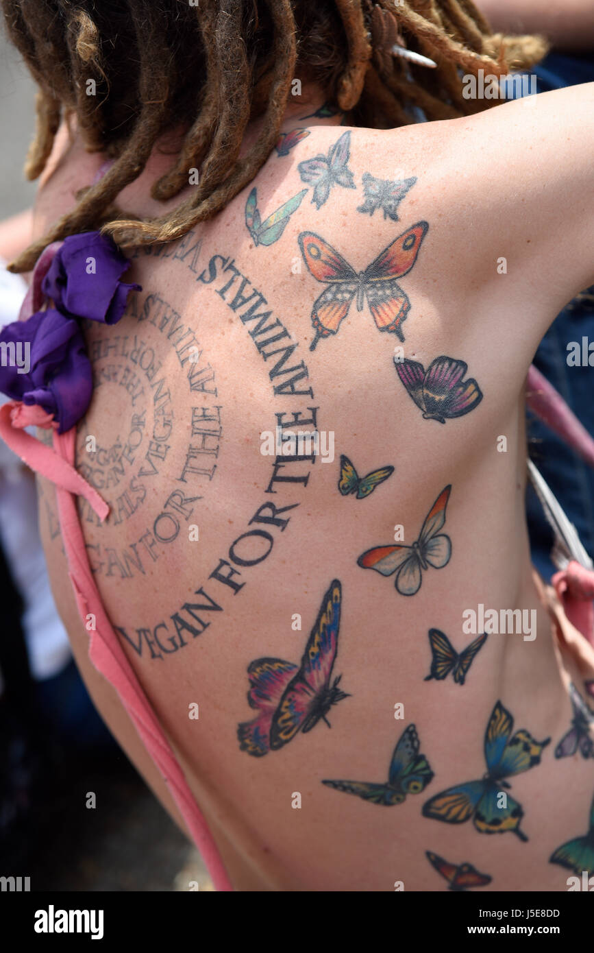 L'homme tatoué vegan pour protester contre la corrida, lors d'une manifestation qui a pris fin mars à l'extérieur de l'ambassade d'Espagne à Londres. Banque D'Images