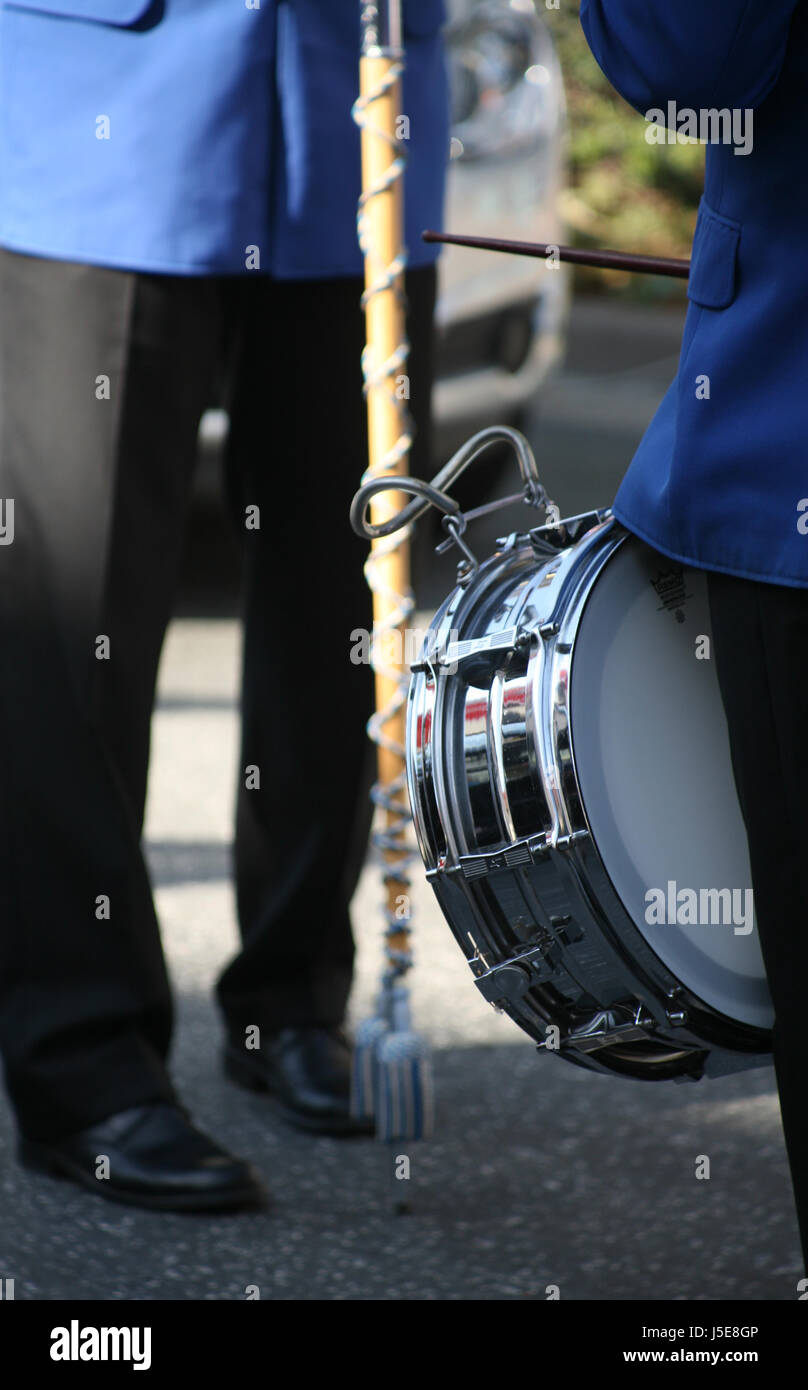 La chapelle musicale fort bleu uniforme musicien instrument de percussion de l'orchestre Banque D'Images