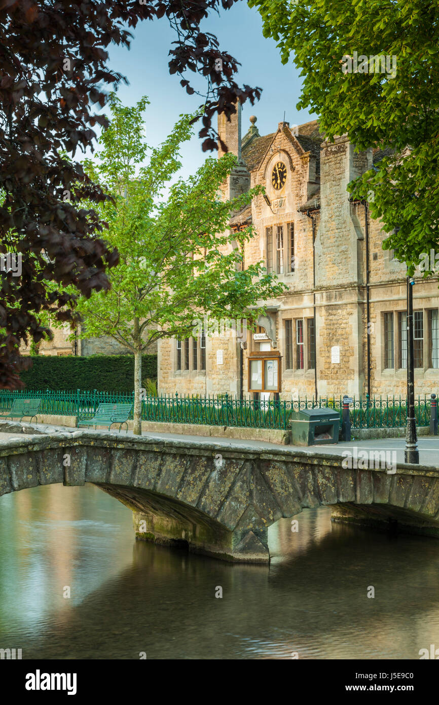 Matin de printemps en Bourton-on-the-Water Village, Cotswolds, Gloucestershire, Angleterre. Banque D'Images