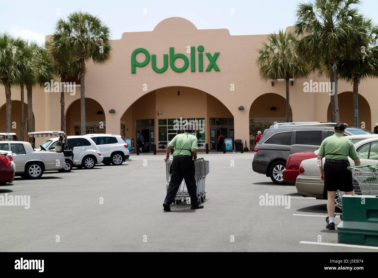 En poussant l'homme à un des chariots de supermarché Publix en magasin Central Florida USA Avril 2017 Banque D'Images