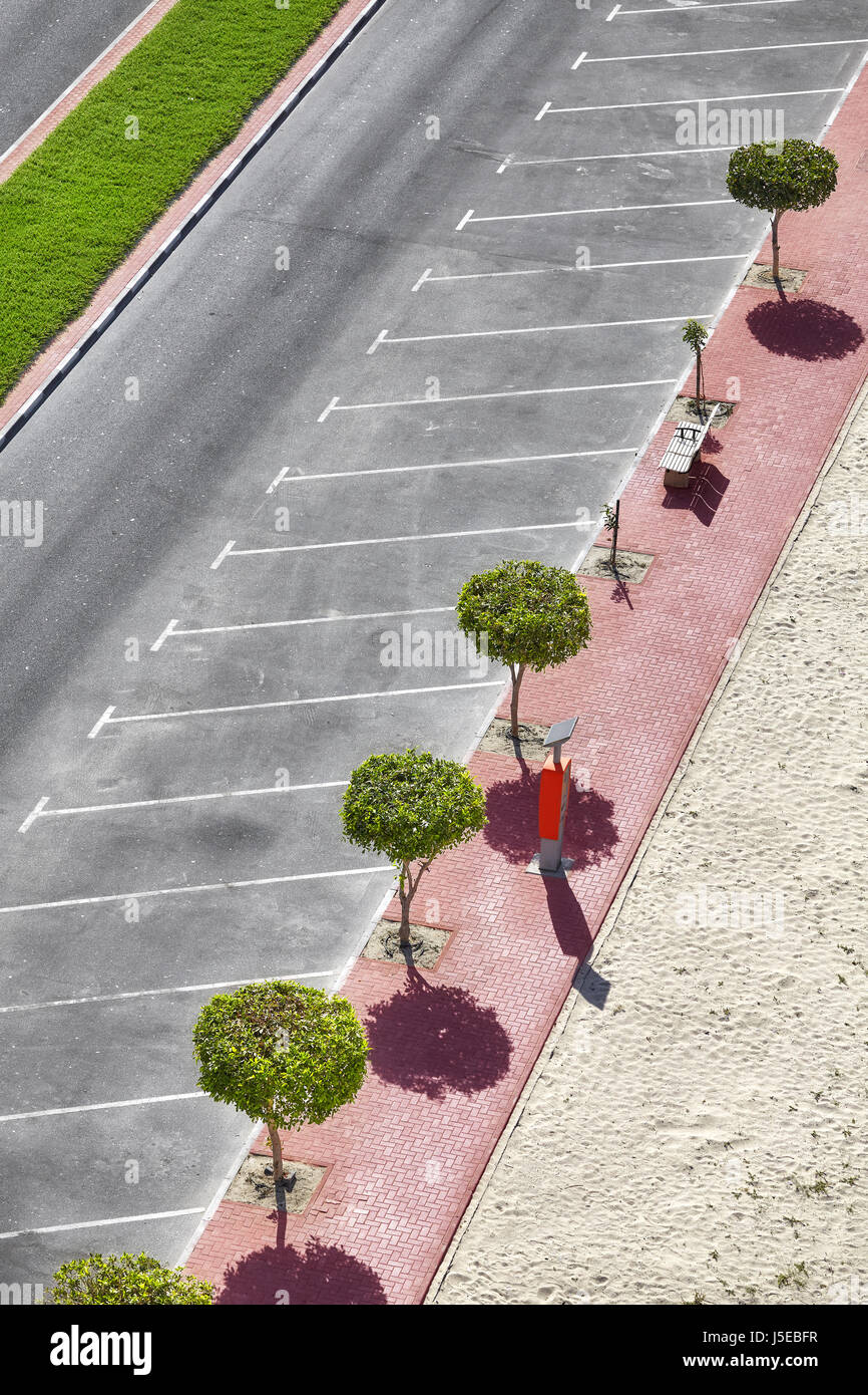 Photo aérienne d'un parking vide avec des arbres et de la chaussée. Banque D'Images