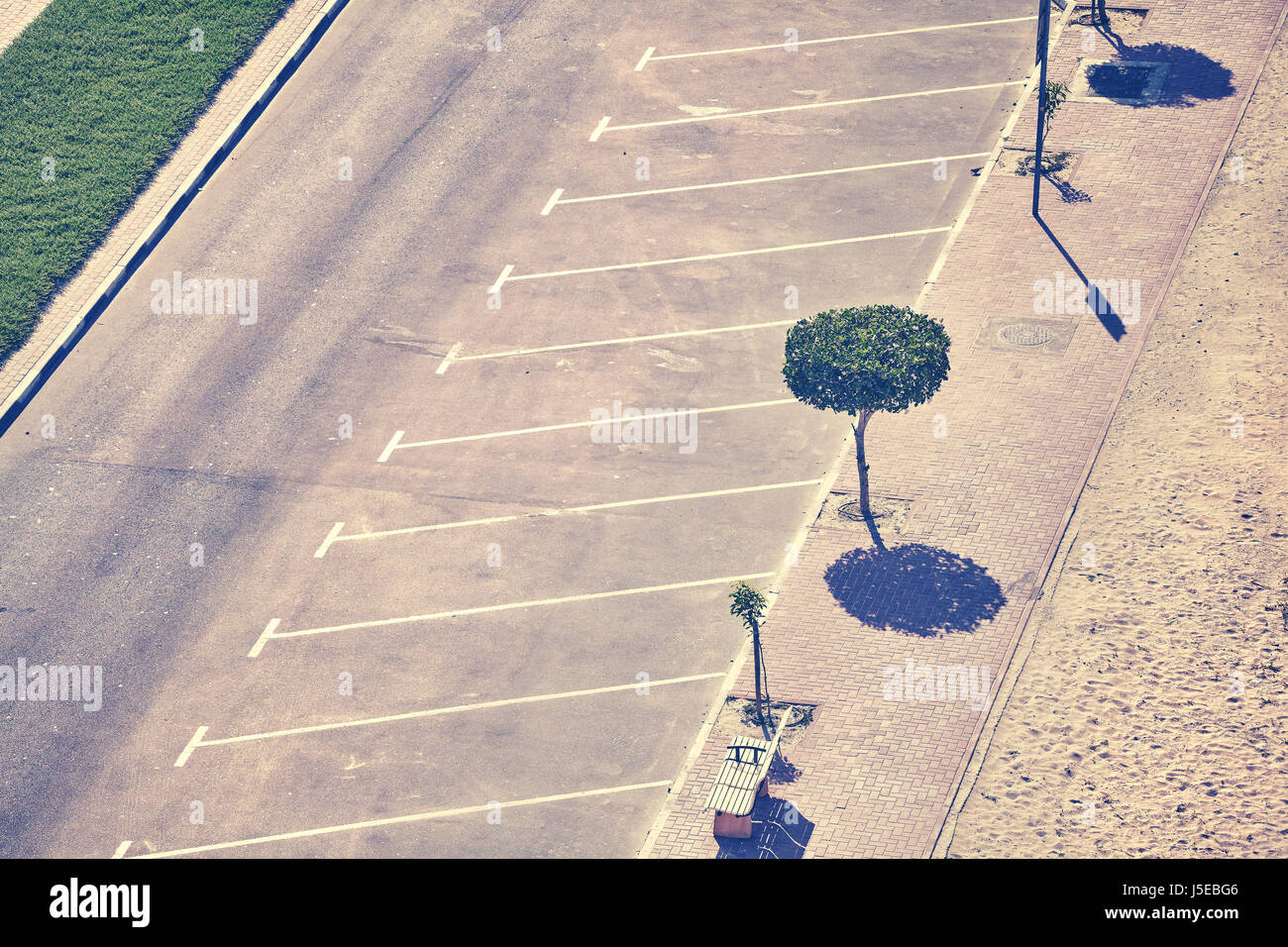 Tons vintage photo aérienne d'un parking vide avec des arbres et de la chaussée. Banque D'Images