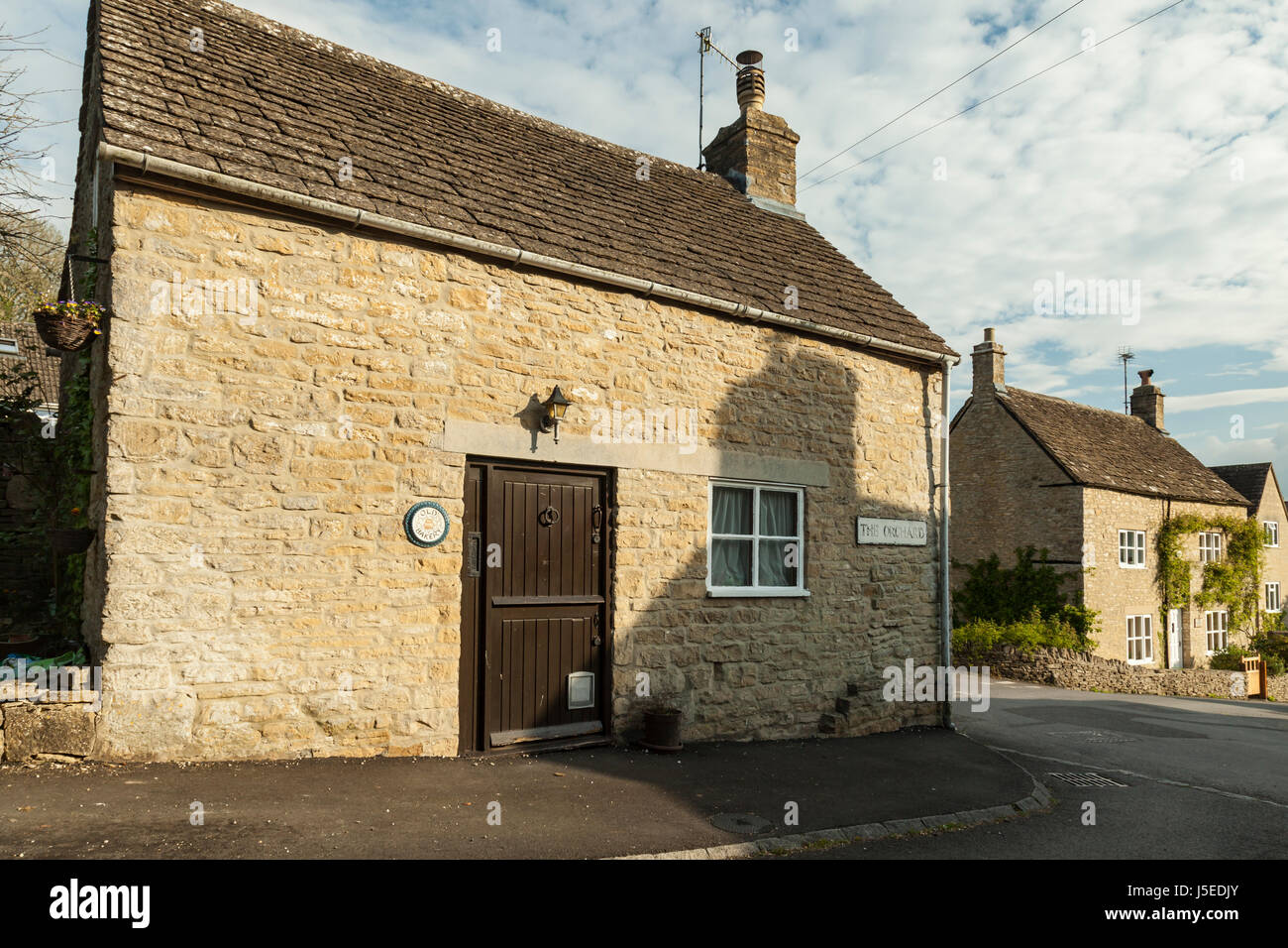 Après-midi de printemps dans le village de Cotswold North Cerney, Gloucestershire. Banque D'Images