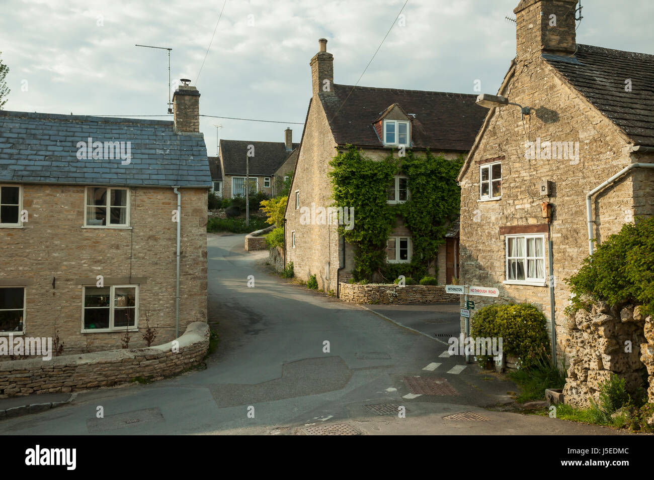 Après-midi de printemps dans le village de Cotswold North Cerney, Gloucestershire, Angleterre. Banque D'Images
