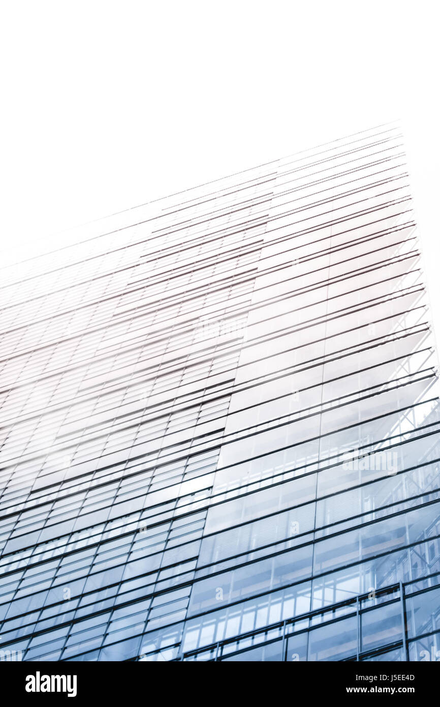 Bâtiment, façade en verre gratte-ciel de brouillard brumeux Banque D'Images