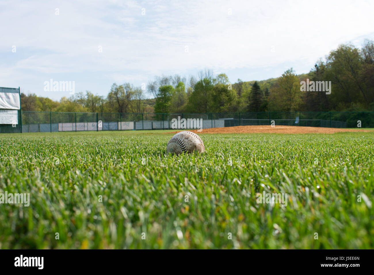 Un base-ball gauche si le champ après un match de baseball. Banque D'Images
