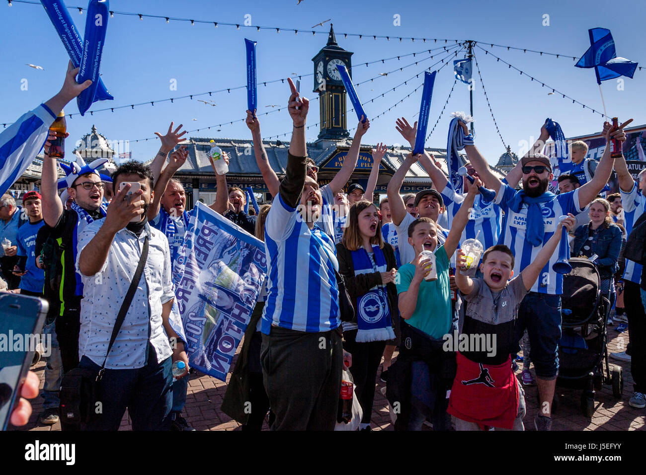 Les amateurs de football de Brighton et Hove Albion acclamer l'équipe de la promotion du Club Parade, Brighton, Sussex, UK Banque D'Images