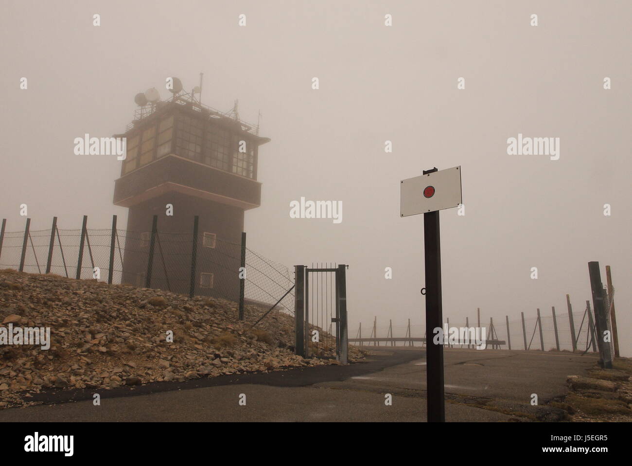 Un épais brouillard couvre le Mont Ventoux top Banque D'Images