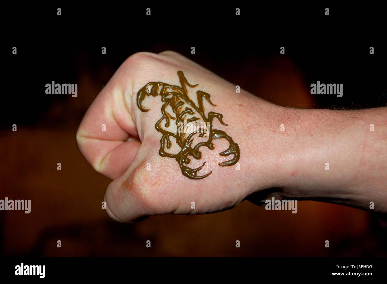 La femme de nuit nuit art cult fist vitalité énergie force force tattoo Banque D'Images