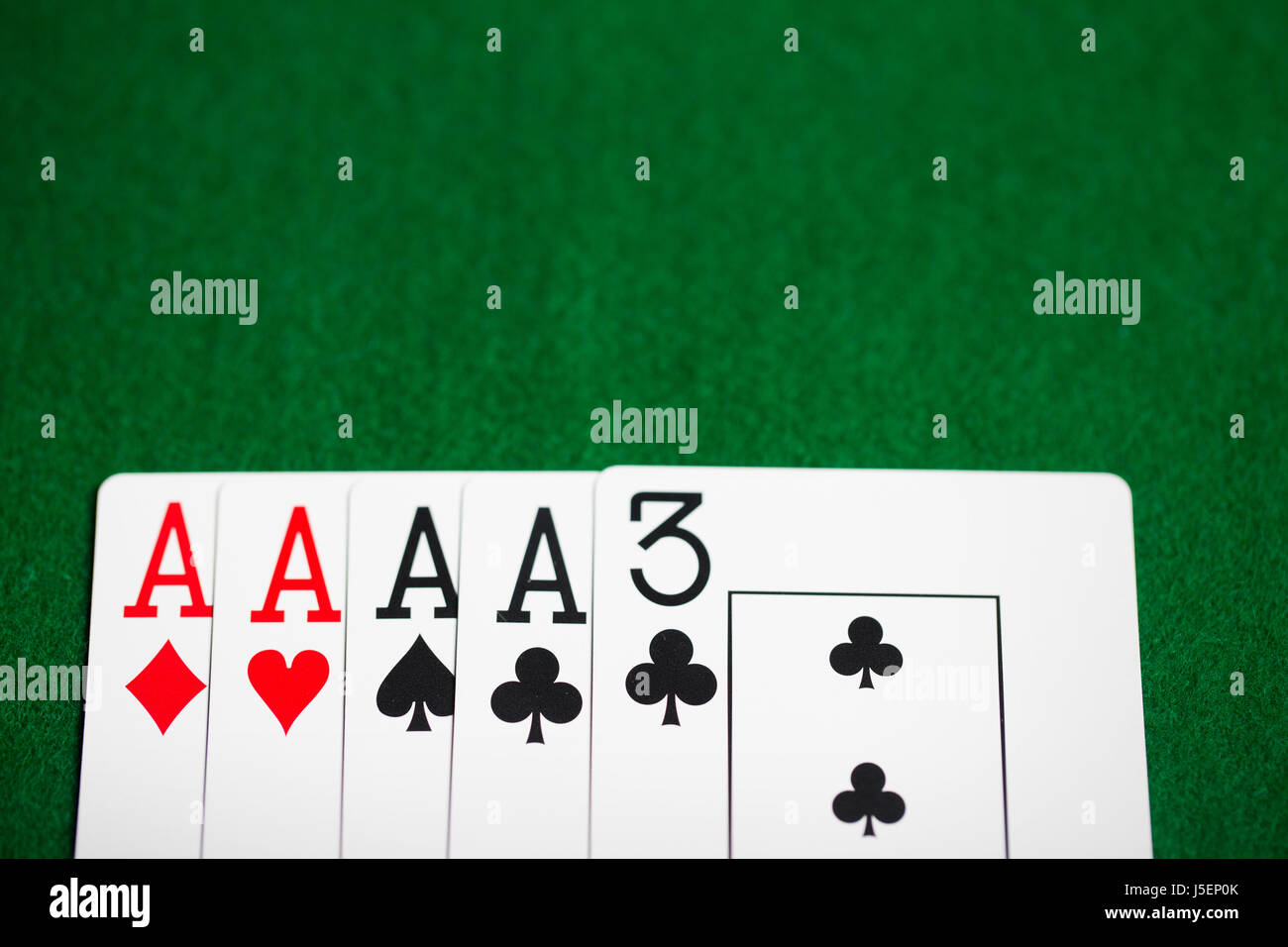 La main de poker de cartes à jouer sur Casino vert tissu Banque D'Images