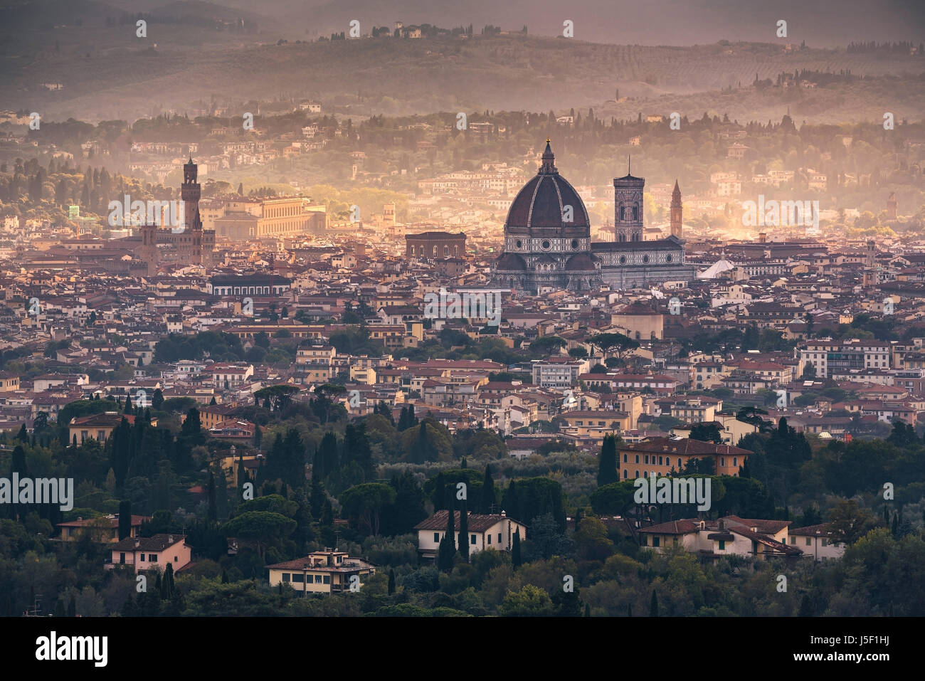 Florence ou Firenze brumeux de l'antenne paysage urbain. Vue panoramique de la colline de Fiesole. Palazzo Vecchio et de la cathédrale Duomo. La toscane, italie Banque D'Images