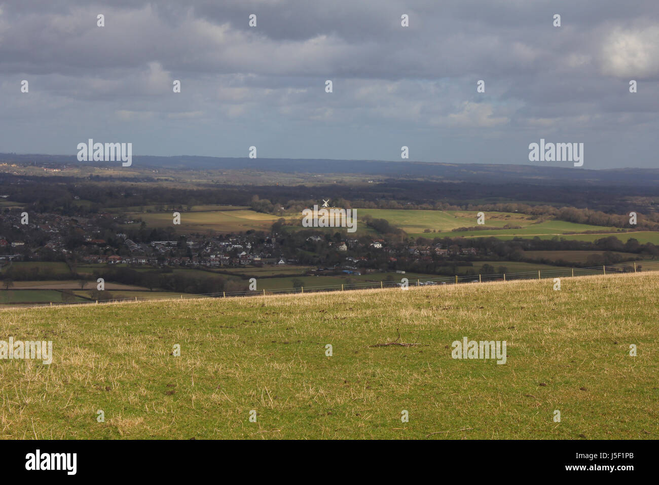 Vue de South Downs vers Hennuyères moulin, West Sussex, Angleterre Banque D'Images