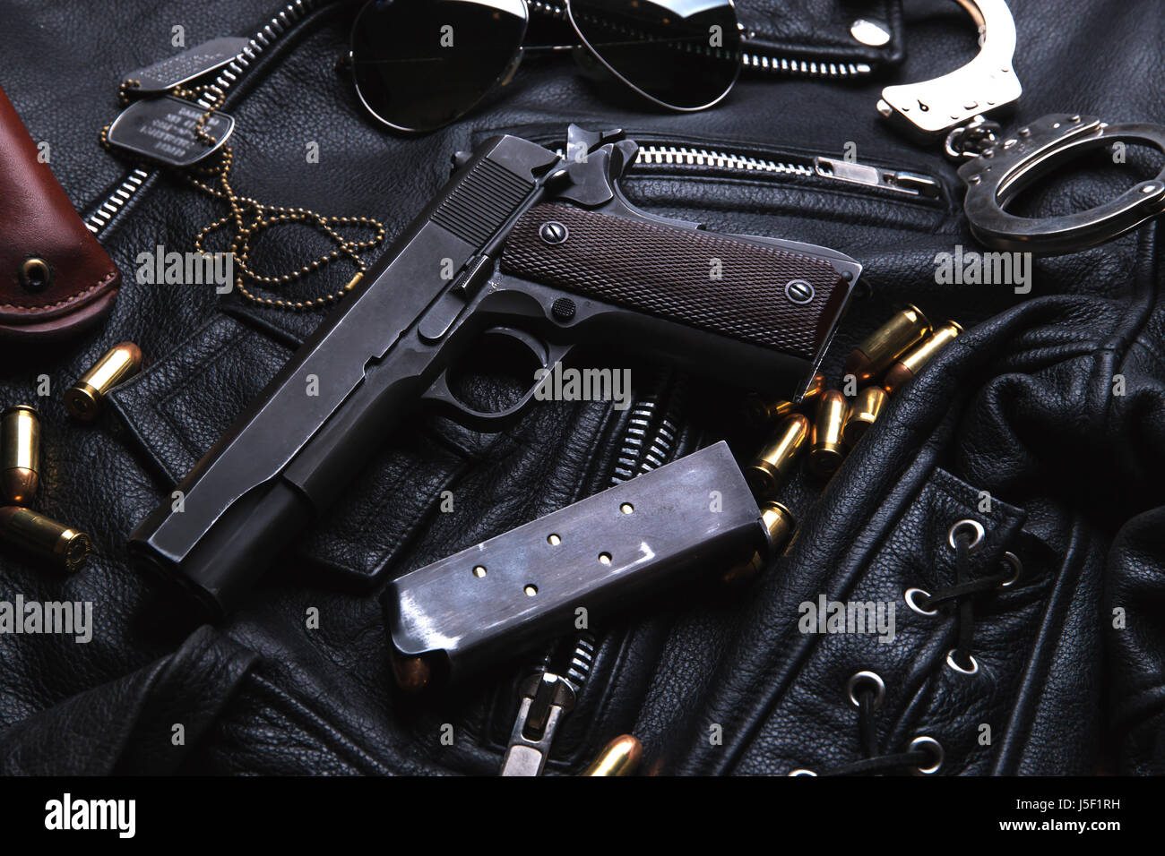 Luger pistolet avec des cartouches, et l'étui sur le tableau noir Banque D'Images