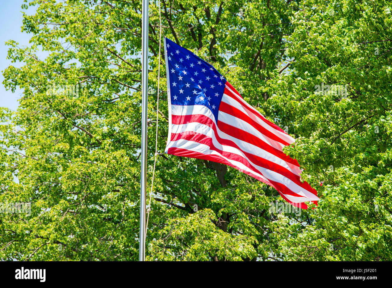 Drapeau rouge blanc et bleu en berne Banque de photographies et d