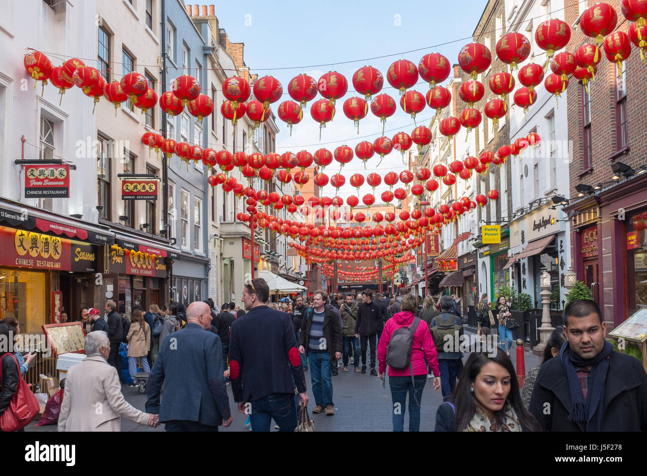 Lanternes chinoises suspendues au-dessus de Wardour Street dans le quartier chinois de Londres Banque D'Images
