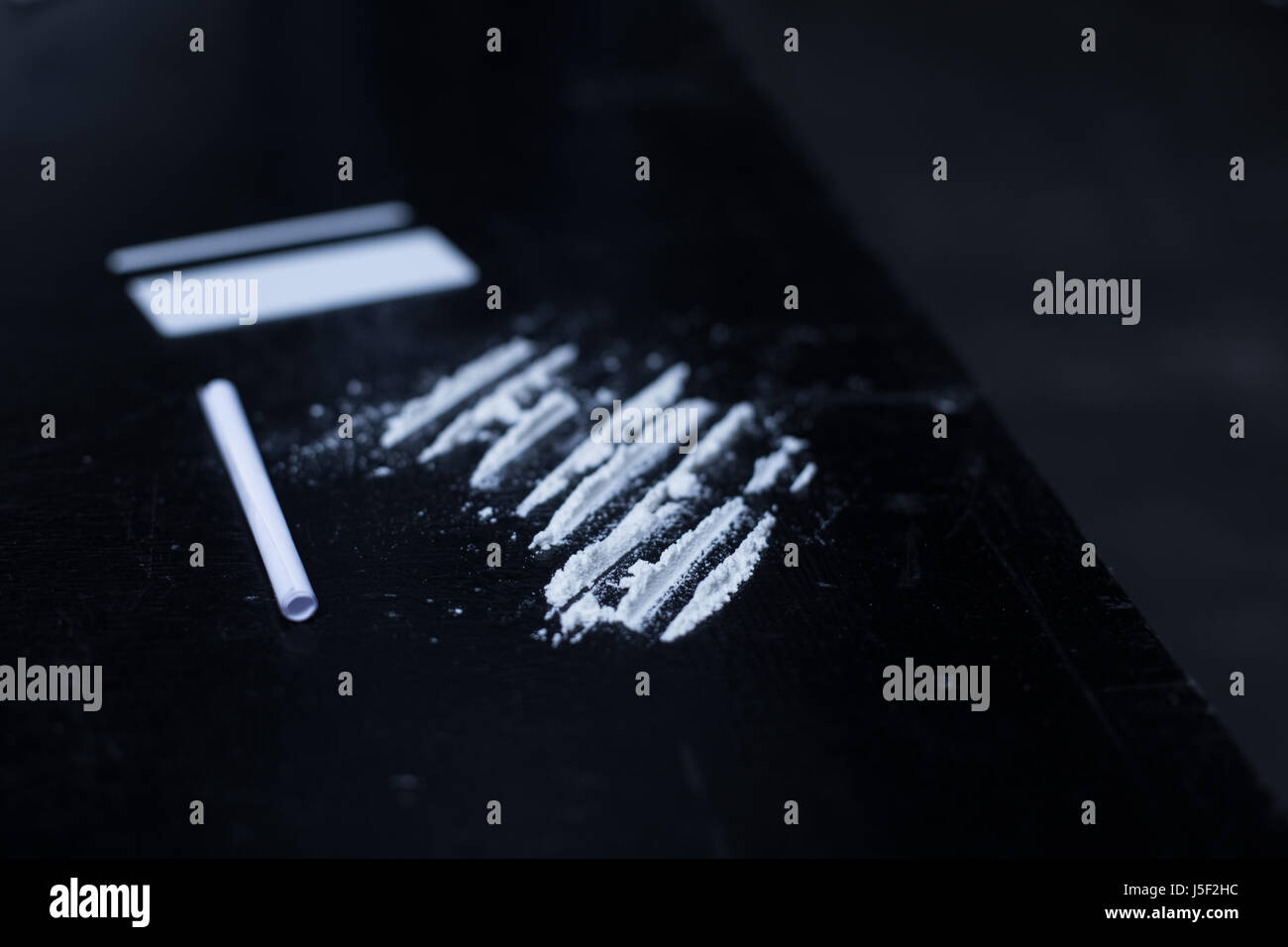 De longues lignes d'héroïne situé sur la table dans la pièce sombre Banque D'Images
