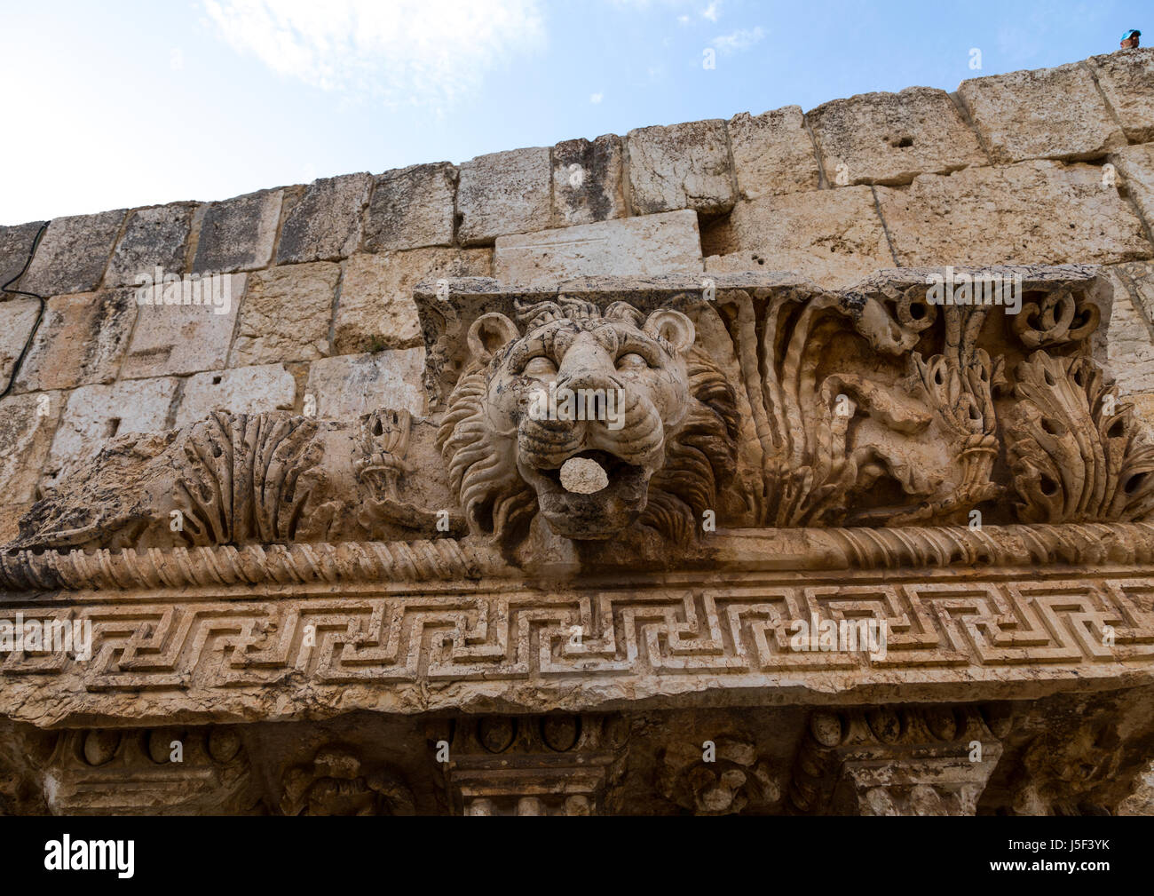 Sculpture tête de lion dans le site archéologique, le gouvernorat de la Bekaa, à Baalbek, Liban Banque D'Images